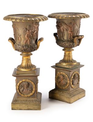 paire de vases anciens en bronze représentant des personnages sur des socles, sur fond blanc