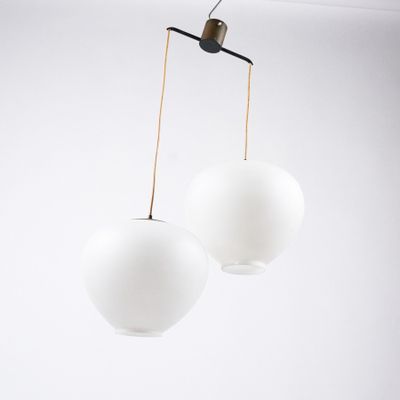 deux lampes blanches suspendues au plafond de la pièce