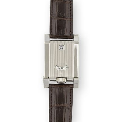 une image d'un gros plan d'une montre-bracelet sur une surface blanche