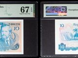 Trois types de monnaie différents sont exposés dans une vitrine.