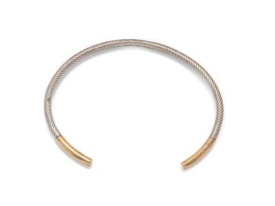 gros plan d'un bracelet sur fond blanc