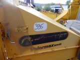 un gros plan d'une machine jaune sur laquelle est collé un autocollant