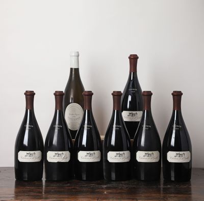 six bouteilles de vin sont alignées sur une table en bois