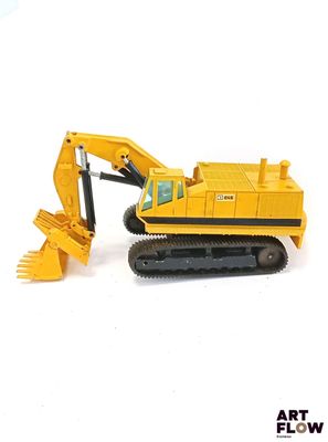 un petit bulldozer jaune sur fond blanc