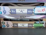 une boîte contenant des appareils électroniques posée sur une étagère dans un magasin