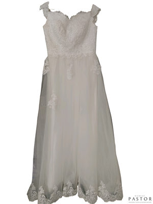 une robe blanche suspendue à un cintre