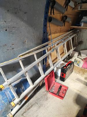 une échelle appuyée contre un mur dans un garage