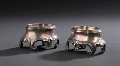 paire de bougeoirs en métal argenté avec des pieds en forme d'éléphant et des pieds