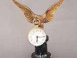une horloge sur pied, surmontée d'un aigle