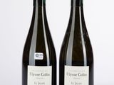 deux bouteilles de vin posées l'une à côté de l'autre sur une table
