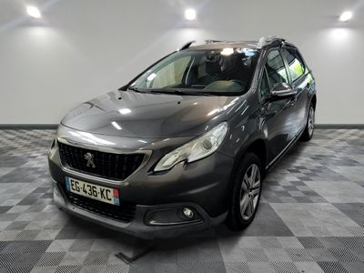 la voiture grise est garée sur un sol en damier dans le garage