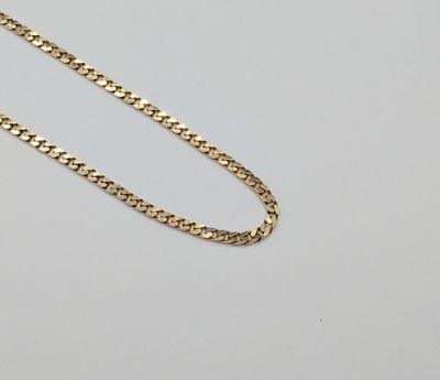 un collier en or avec une chaîne sur fond blanc
