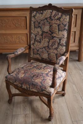 une chaise en bois dont l'assise est recouverte d'un tissu à motifs floraux