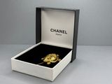 Broche Chanel en forme de tortue dorée, dans un coffret cadeau