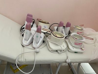 une table blanche sur laquelle sont posés plusieurs sèche-cheveux