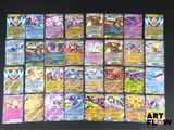 de nombreux types de cartes Pokémon exposées sur une table