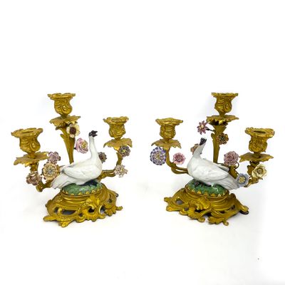 deux bougeoirs en or ornés d'oiseaux