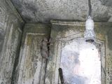 une photo d'une salle de bains avec un miroir et une lampe