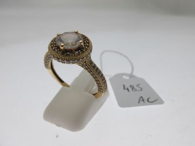 un gros plan d'une bague en or sertie d'une pierre