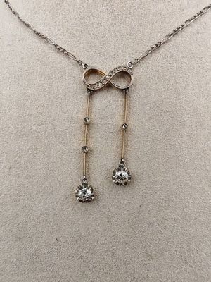 un collier orné de deux diamants pendants sur un mannequin