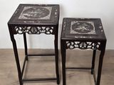 paire de tables d'appoint chinoises anciennes ornées de marqueterie de nacre