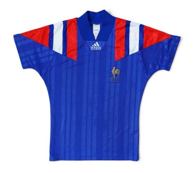 un gros plan sur un maillot de football orné d'un coq