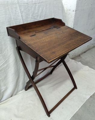 une petite table sur laquelle est posé un plateau en bois