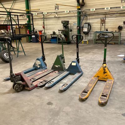 de nombreux modèles de skis entreposés dans un entrepôt
