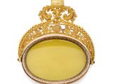 un cadenas ovale doré et jaune, surmonté d'une couronne