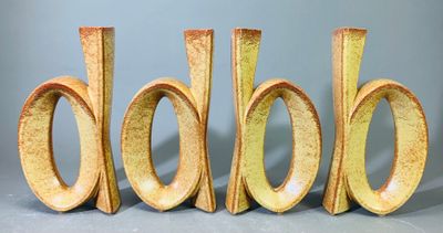 trois lettres en bois sculptées en forme de lettres