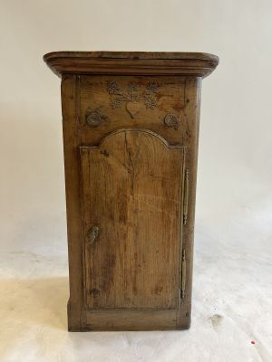 une vieille armoire en bois surmontée d'une porte