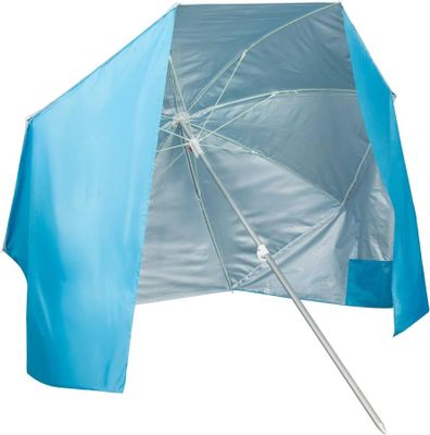 un parapluie bleu avec un manche argenté sur fond blanc