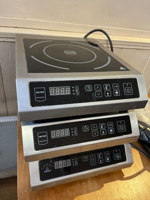 deux plaques de cuisson superposées sur une table en bois