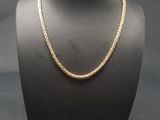 un collier à chaîne en or sur un mannequin mannequin mannequin mannequin mannequin mannequin mannequin mannequin mannequin mannequin