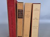 trois livres superposés sur une table