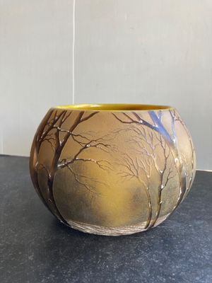 un gros plan d'un vase posé sur une table