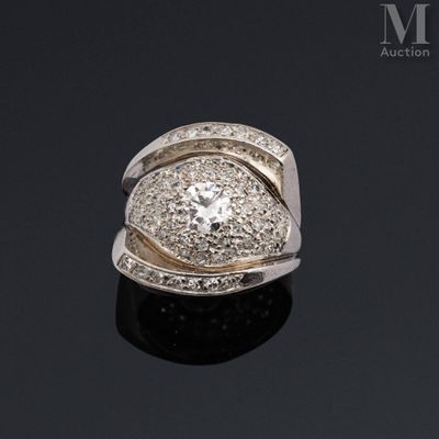 Bague diamants Bague bombée en platine (950 millièmes) centr…