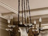 un lustre suspendu au plafond de la pièce