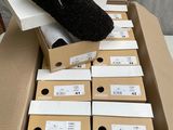une pile de cartons sur laquelle est posé un animal en peluche