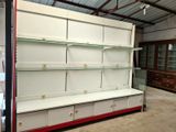 une vitrine au milieu d'une pièce comportant de nombreuses étagères