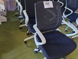 tout un tas de chaises de bureau qui sont alignées dans une pièce