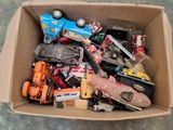 une boîte en carton remplie de petites voitures de toutes sortes