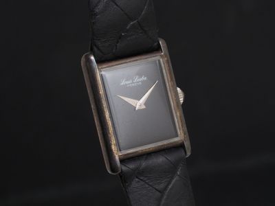 gros plan d'une montre sur fond noir