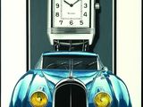 un tableau représentant une voiture surmontée d'une horloge