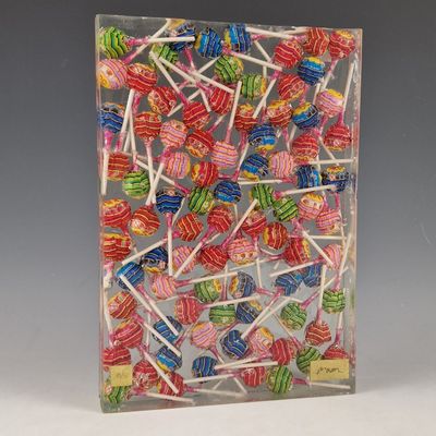 une photo d'un sachet de sucettes posé sur une table
