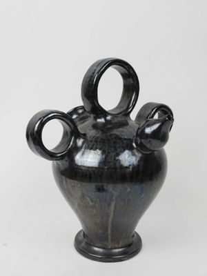 une image d'un vase noir sur fond blanc