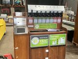 une photo d'un petit distributeur automatique dans un entrepôt