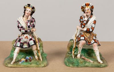 paire de figurines représentant un homme et une femme assis sur un banc