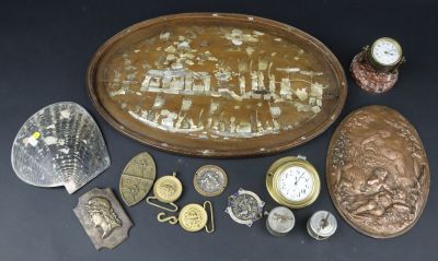 un grand nombre d'objets posés sur une table