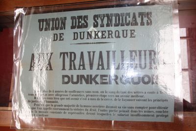 une affiche accrochée au mur d'un immeuble